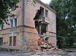 Разрушающийся старинный дом в Воронеже вызвал переполох у соседей