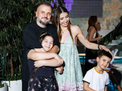 Лежавший в психушке комик Позов поделился семейными фото после сообщений о разводе