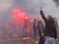 Бешеное фаер-шоу устроили фанаты, встречая дома воронежский «Факел» 