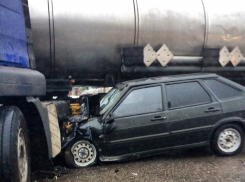 Фура с цистерной расплющила легковушку в Воронеже