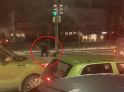 Сутулая старушка бросила вызов оживленному проспекту в Воронеже