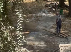 Это просто произвол: бетонным фонтаном компания загадила двор многоэтажки в Воронеже 