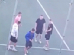 Стрельба из пневмата на школьном стадионе попала на видео в Воронеже