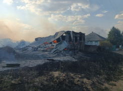Десять домов вспыхнули из-за загоревшейся травы в воронежском селе 