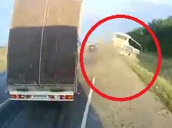 На видео сняли, как фура выталкивает автобус в кювет на М4 «Дон» в Воронежской области