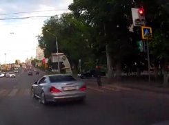 Воронежцы сняли на видео, как роскошный Mercedes проносится на красный в метре от пешехода