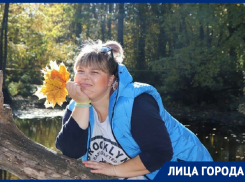 Девушка-водитель развозит воронежцев на новогодней маршрутке 