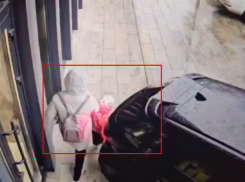 Домохозяйка на кроссовере едва не сбила маму с ребенком на тротуаре в Воронеже 