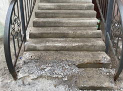 Общественники отчитали мэрию за 2 сломанные ступеньки у подъезда в Воронеже