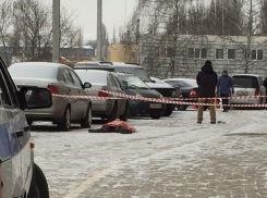 Тело неизвестного мужчины обнаружили на улице в Воронеже