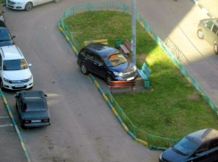 Honda изящно захватила территорию пенсионерок в воронежском дворе 