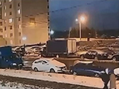 Странную синюю вспышку в небе над Воронежем заметили местные жители