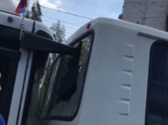 Последствия рыцарской дуэли автобусов сняли в Воронеже 