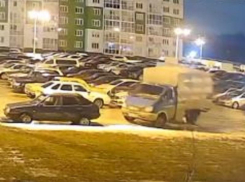 Появилось видео, где сдуваемая ветром «Газель» вмялась в машину на парковке в Воронеже