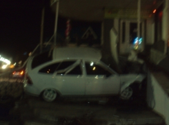 «Лада Приора» чуть не снесла магазин в Воронежской области