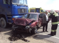 На Воронежской трассе грузовики смяли две легковушки