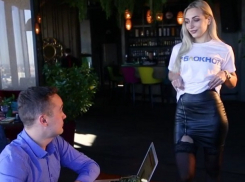 Познавательный стриптиз устроила блондинка в центре Воронежа