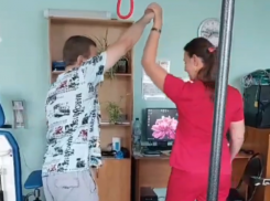 Трогательный вальс пациента с доктором сняли в воронежской больнице 