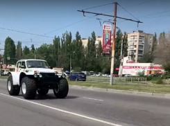 Монстр-трак, сконструированный из «Нивы», колесит по улицам Воронежа 