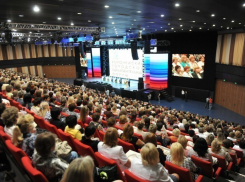 В Воронеже две тысячи учителей согнали в «Град», чтобы перед ними пропиарить Александра Гусева (ФОТО)