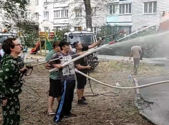 Коммунальщики смекалкой усмирили пожар и спасли жителей воронежской многоэтажки – видео