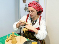 Воронежцы научатся лепить карачунские игрушки в музее имени Крамского