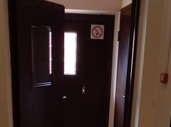 Настоящий кадр из фильма ужасов показали на видео в воронежском подъезде