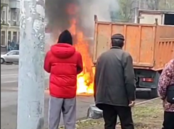Горящий автомобиль попал на видео в Воронеже