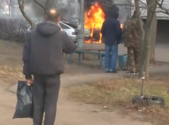 Эпичное возгорание машины в Воронеже собрало толпу зевак