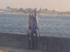 Голая и отважная девушка устроила фотосессию у моста в Воронеже