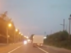 Несносное виляние грузовика попало на видео в Воронеже