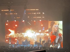 Светлана Лобода в откровенном декольте удивила воронежцев виртуозной игрой на барабанах