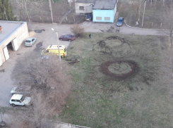 Воронежский облздрав сказал, что «пятаки» около детской больницы крутили частные автомобили