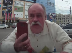 Охранник магазина «Фенко» прыгнул на капот автомобиля в центре Воронежа