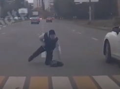 Момент наезда на неубиваемого пешехода сняла камера в Воронеже