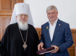 Патриаршую награду вручил на юбилей Гусеву воронежский митрополит Сергий