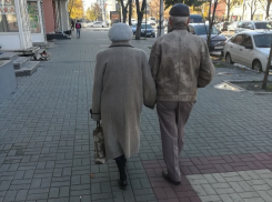 Умилительную пару стариков сняли на фото в Воронеже