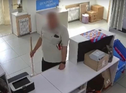 Конфликт в пункте выдачи товаров попал на видео в Воронеже