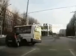 Столкновение маршрутки и легковушки сняли на видео в Воронеже 