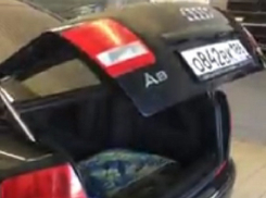 Взбесившийся багажник Audi A8 озадачил воронежских автомобилистов 