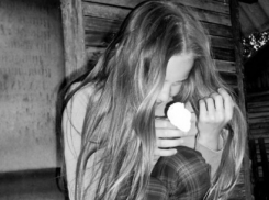 Сбежавшую из дома через форточку 11-летнюю девочку нашли в Верхней Хаве