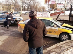 Опубликовано видео момента столкновения такси и автомобиля ДПС в Воронеже 