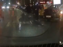Жесткая драка на проезжей части попала на видео у воронежского ТЦ 