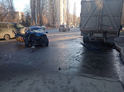 Два воронежца пострадали после жёсткого ДТП с раскуроченной машиной «Яндекс.Еды»