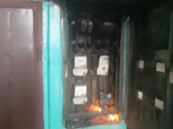 Огненное представление из-за ливней устроил электрощиток в пятиэтажке Воронежа