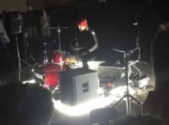 Уличный барабанщик прокачал приставучие радиохиты в Воронеже