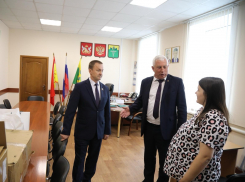 Председатель облдумы Юрий Матузов лично доставил оборудование для бойца СВО из Бутурлиновки по прямому обращению с передовой