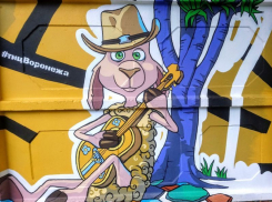 Мультяшными персонажами украсили серый бетонный забор в центре Воронежа