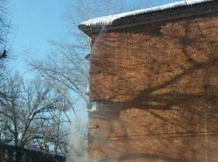 На видео попал коммунальный водопад на Ворошилова в Воронеже