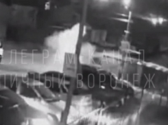 Ночь хлопков устроил незнакомец в капюшоне в центре Воронежа